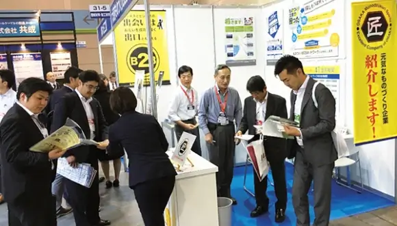 展示会で企業を紹介する様子