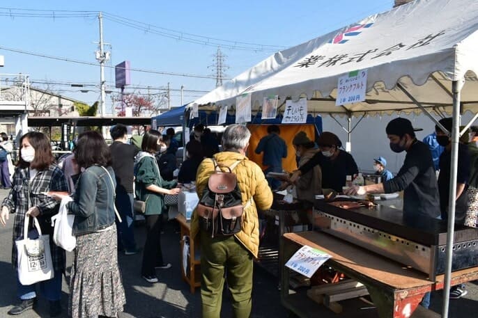 出店されている屋台で食べ物を買う人々